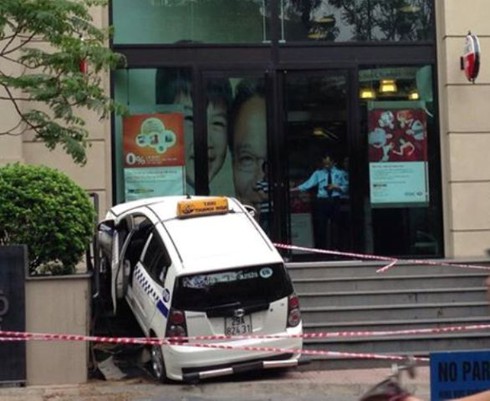 Va chạm với xe máy, taxi trèo lên 7 bậc thềm tòa nhà Pacific - ảnh 1