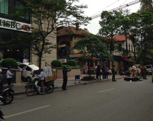 Va chạm với xe máy, taxi trèo lên 7 bậc thềm tòa nhà Pacific - ảnh 2