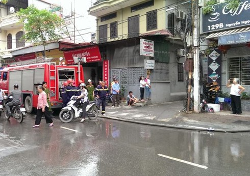 Hà Nội: Cháy tầng thượng quán cà phê - ảnh 1