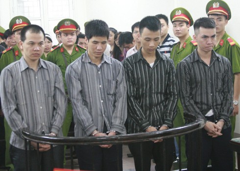 Hoãn phiên tòa xử vụ 4 công an xã đánh chết người - ảnh 1