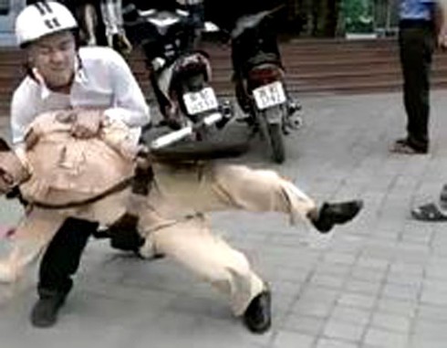 Đối tượng đánh CSGT ở Thanh Hóa đã ra đầu thú - ảnh 1