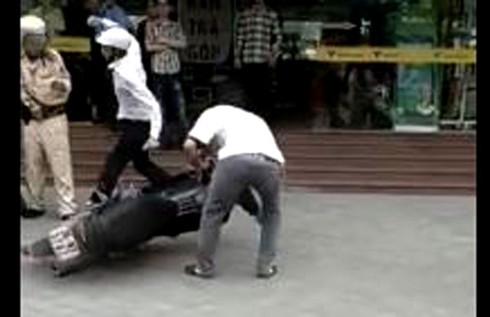 Đối tượng đánh CSGT ở Thanh Hóa đã ra đầu thú - ảnh 2