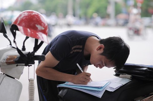 Hà Nội: Ngày đầu tiên xử lý mũ bảo hiểm “rởm” đã có bất cập - ảnh 1
