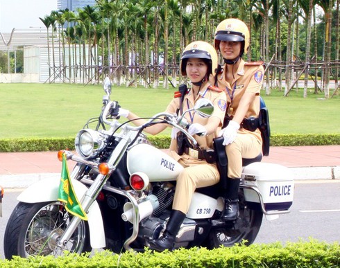 Ngỡ ngàng trước vẻ đẹp của nữ CSGT dẫn đoàn - ảnh 11