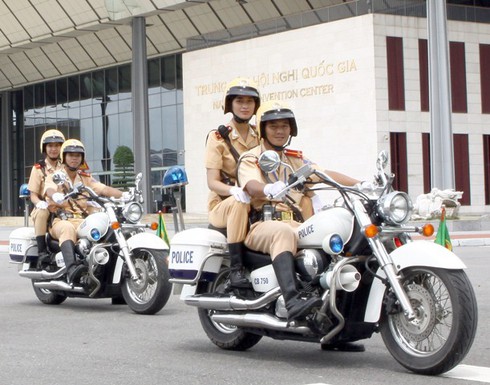 Ngỡ ngàng trước vẻ đẹp của nữ CSGT dẫn đoàn - ảnh 14