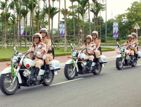 Ngỡ ngàng trước vẻ đẹp của nữ CSGT dẫn đoàn - ảnh 4