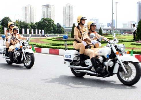 Ngỡ ngàng trước vẻ đẹp của nữ CSGT dẫn đoàn - ảnh 6