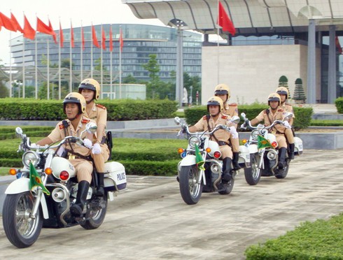 Ngỡ ngàng trước vẻ đẹp của nữ CSGT dẫn đoàn - ảnh 7