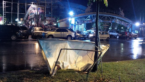 Hà Nội: Cây đổ gãy đè chết một lái xe taxi trong mưa dông - ảnh 6