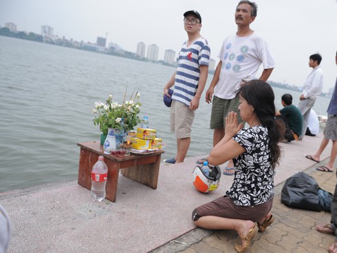 Lật thuyền trong cơn dông, 2 người thiệt mạng trên Hồ Tây - ảnh 5