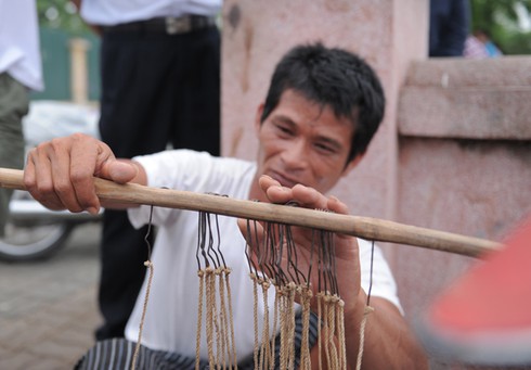 Lật thuyền trong cơn dông, 2 người thiệt mạng trên Hồ Tây - ảnh 3