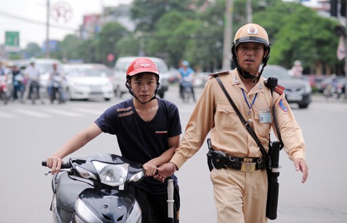 Các mẫu mũ bảo hiểm bị CSGT Hà Nội xử lý, nhắc nhở - ảnh 3