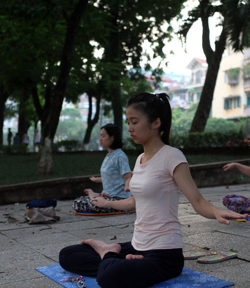 Một sớm mai Hà Nội thanh bình dưới những tán cây cổ thụ - ảnh 8