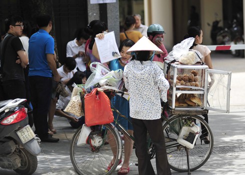 Bỏ ăn trưa, xếp hàng chờ nộp hồ sơ thi vào Tổng cục Thuế - ảnh 9