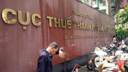 Bỏ ăn trưa, xếp hàng chờ nộp hồ sơ thi vào Tổng cục Thuế - ảnh 8