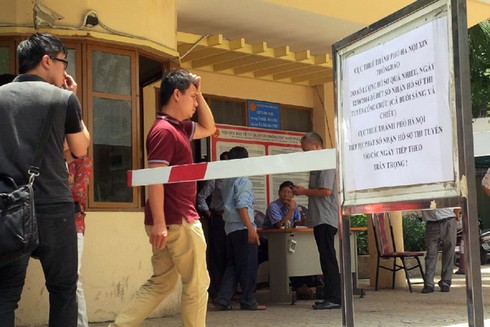 Bỏ ăn trưa, xếp hàng chờ nộp hồ sơ thi vào Tổng cục Thuế - ảnh 10