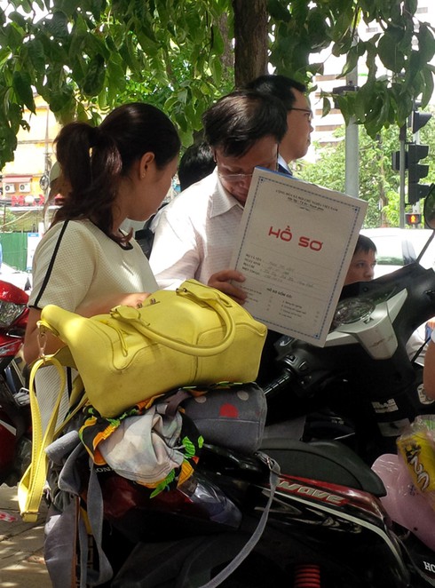 Bỏ ăn trưa, xếp hàng chờ nộp hồ sơ thi vào Tổng cục Thuế - ảnh 7