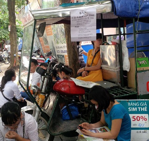 Bỏ ăn trưa, xếp hàng chờ nộp hồ sơ thi vào Tổng cục Thuế - ảnh 3