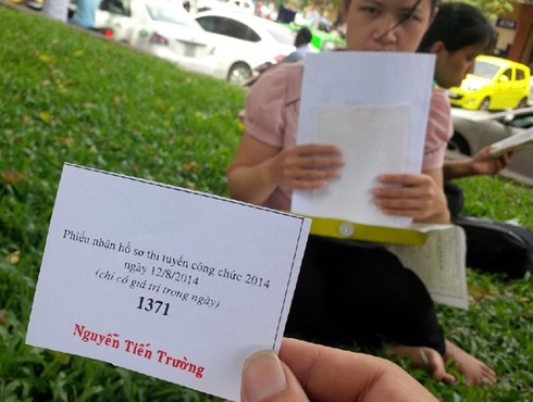 Bỏ ăn trưa, xếp hàng chờ nộp hồ sơ thi vào Tổng cục Thuế - ảnh 6