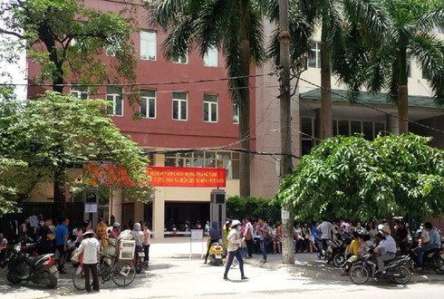 Bỏ ăn trưa, xếp hàng chờ nộp hồ sơ thi vào Tổng cục Thuế - ảnh 1