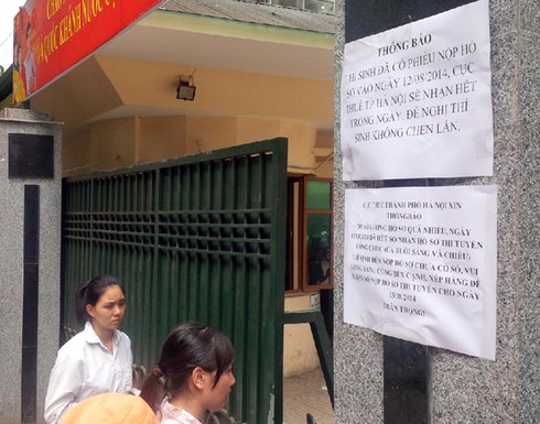 Bỏ ăn trưa, xếp hàng chờ nộp hồ sơ thi vào Tổng cục Thuế - ảnh 11