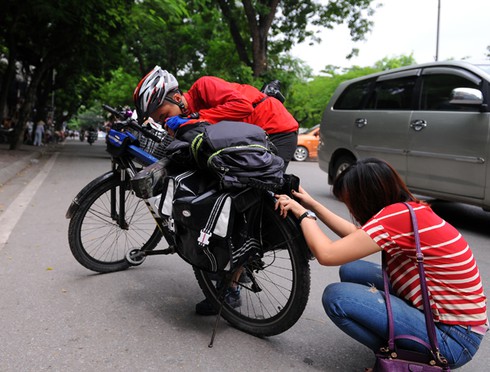 Chàng trai trẻ đạp xe xuyên Việt vì trẻ em nghèo - ảnh 2