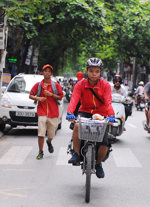 Chàng trai trẻ đạp xe xuyên Việt vì trẻ em nghèo - ảnh 3