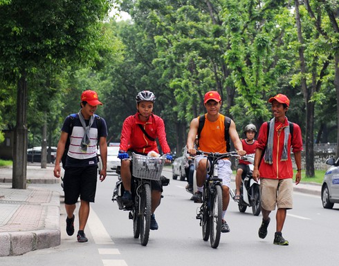 Chàng trai trẻ đạp xe xuyên Việt vì trẻ em nghèo - ảnh 4