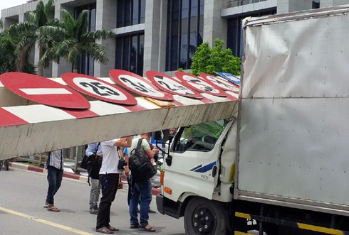 Xe biển ngoại giao đâm sập barie cầu vượt Láng Hạ - ảnh 2