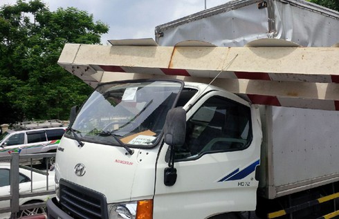 Xe biển ngoại giao đâm sập barie cầu vượt Láng Hạ - ảnh 3