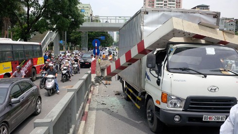 Xe biển ngoại giao đâm sập barie cầu vượt Láng Hạ - ảnh 4