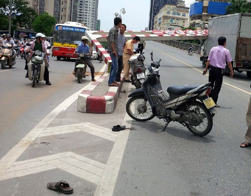 Xe biển ngoại giao đâm sập barie cầu vượt Láng Hạ - ảnh 5