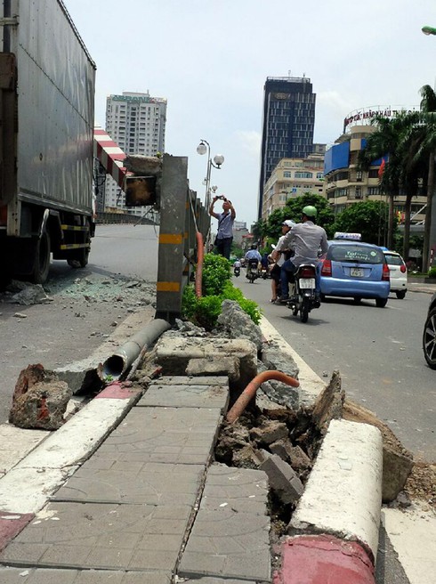 Xe biển ngoại giao đâm sập barie cầu vượt Láng Hạ - ảnh 6