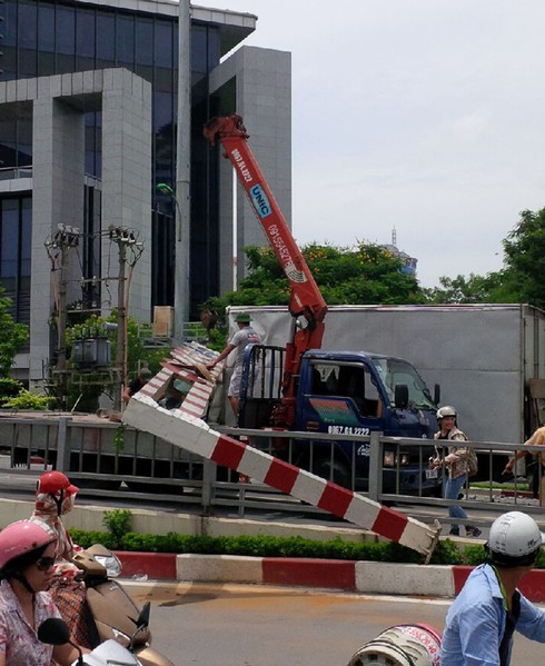 Xe biển ngoại giao đâm sập barie cầu vượt Láng Hạ - ảnh 7