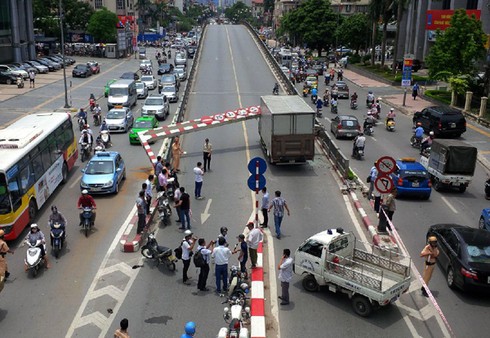 Xe biển ngoại giao đâm sập barie cầu vượt Láng Hạ - ảnh 1