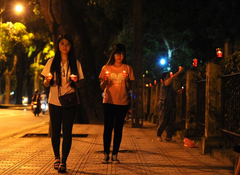 Hàng trăm người thắp nến tại 30 Hoàng Diệu ngày sinh nhật Đại tướng - ảnh 10