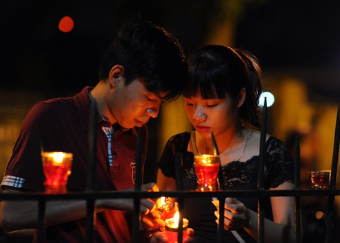 Hàng trăm người thắp nến tại 30 Hoàng Diệu ngày sinh nhật Đại tướng - ảnh 12