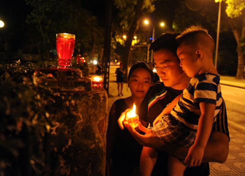 Hàng trăm người thắp nến tại 30 Hoàng Diệu ngày sinh nhật Đại tướng - ảnh 13