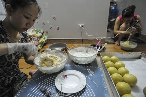 Vợ làm bánh trung thu home-made, chồng hào hứng phụ giúp - ảnh 1