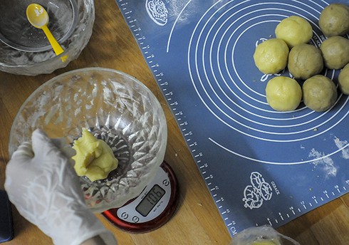 Vợ làm bánh trung thu home-made, chồng hào hứng phụ giúp - ảnh 2