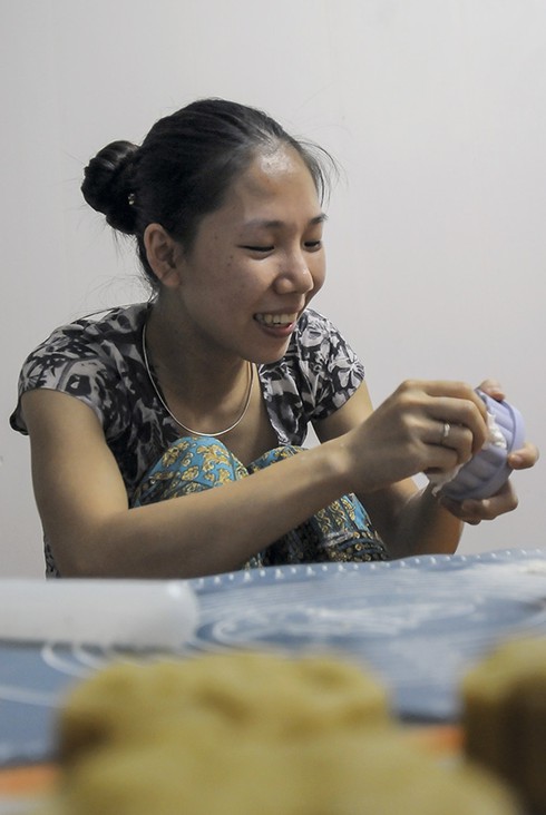 Vợ làm bánh trung thu home-made, chồng hào hứng phụ giúp - ảnh 3
