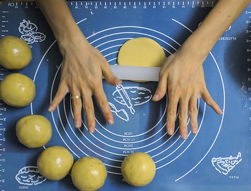 Vợ làm bánh trung thu home-made, chồng hào hứng phụ giúp - ảnh 4