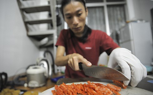 Vợ làm bánh trung thu home-made, chồng hào hứng phụ giúp - ảnh 5