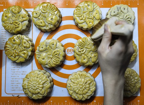 Vợ làm bánh trung thu home-made, chồng hào hứng phụ giúp - ảnh 7