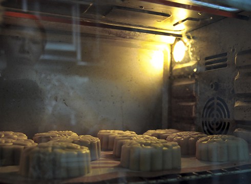 Vợ làm bánh trung thu home-made, chồng hào hứng phụ giúp - ảnh 8