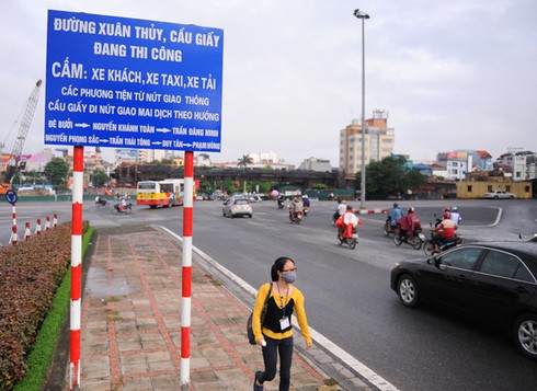 Hà Nội: Ngày đầu tiên cấm ô tô toàn tuyến Cầu Giấy - Xuân Thủy - ảnh 1