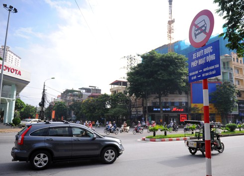 Hà Nội: Ngày đầu tiên cấm ô tô toàn tuyến Cầu Giấy - Xuân Thủy - ảnh 3