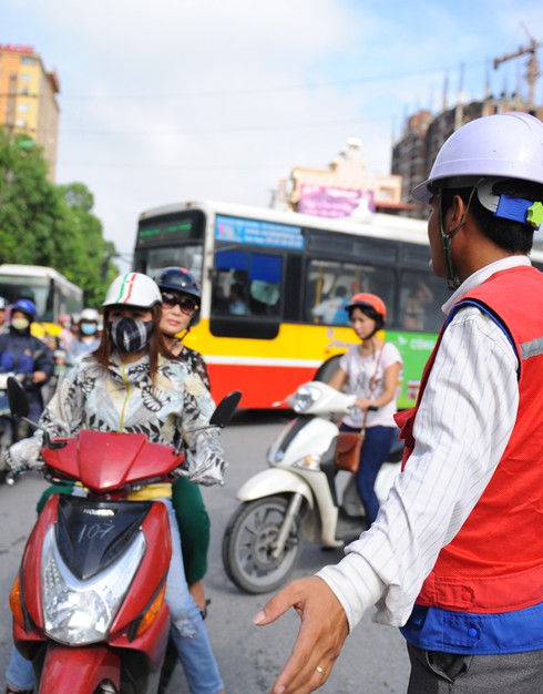 Hà Nội: Ngày đầu tiên cấm ô tô toàn tuyến Cầu Giấy - Xuân Thủy - ảnh 4