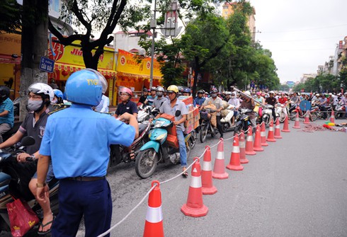 Hà Nội: Ngày đầu tiên cấm ô tô toàn tuyến Cầu Giấy - Xuân Thủy - ảnh 8