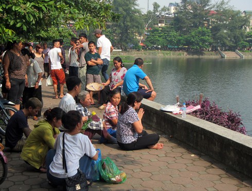 Vớt được xác thanh niên tự tử tại hồ Xã Đàn - ảnh 1